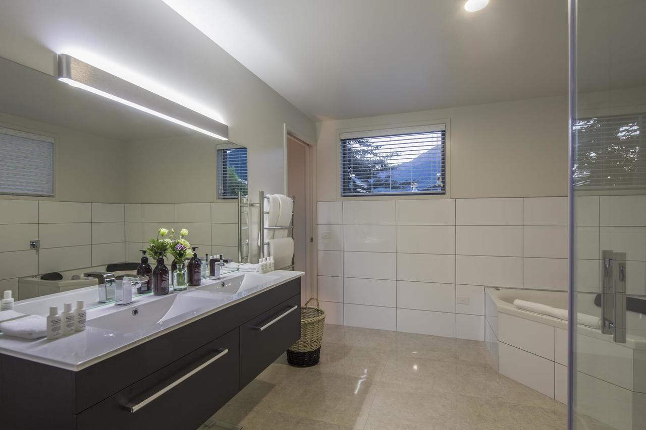 Lakefront Luxury By Amazing Accom Queenstown Buitenkant foto
